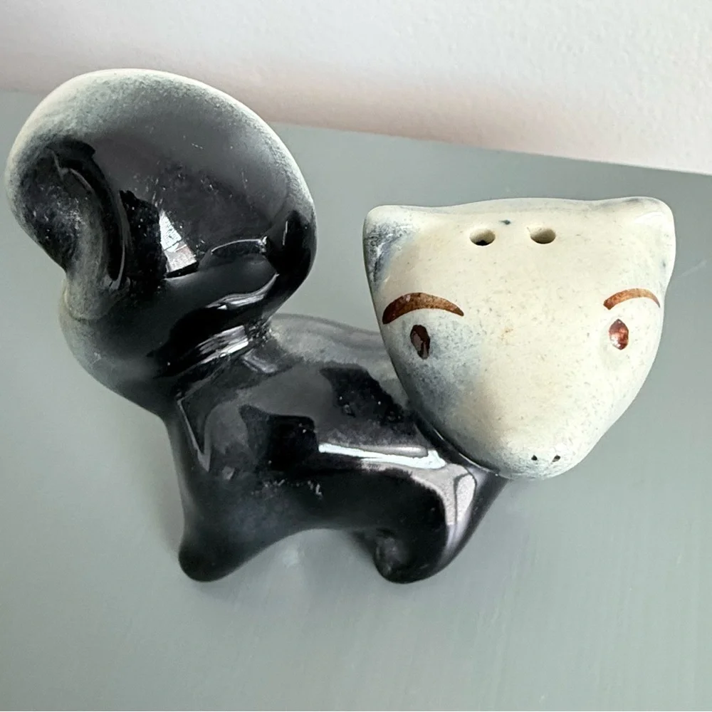 Vintage Mid Century Modern Skunk salt or pepper shaker